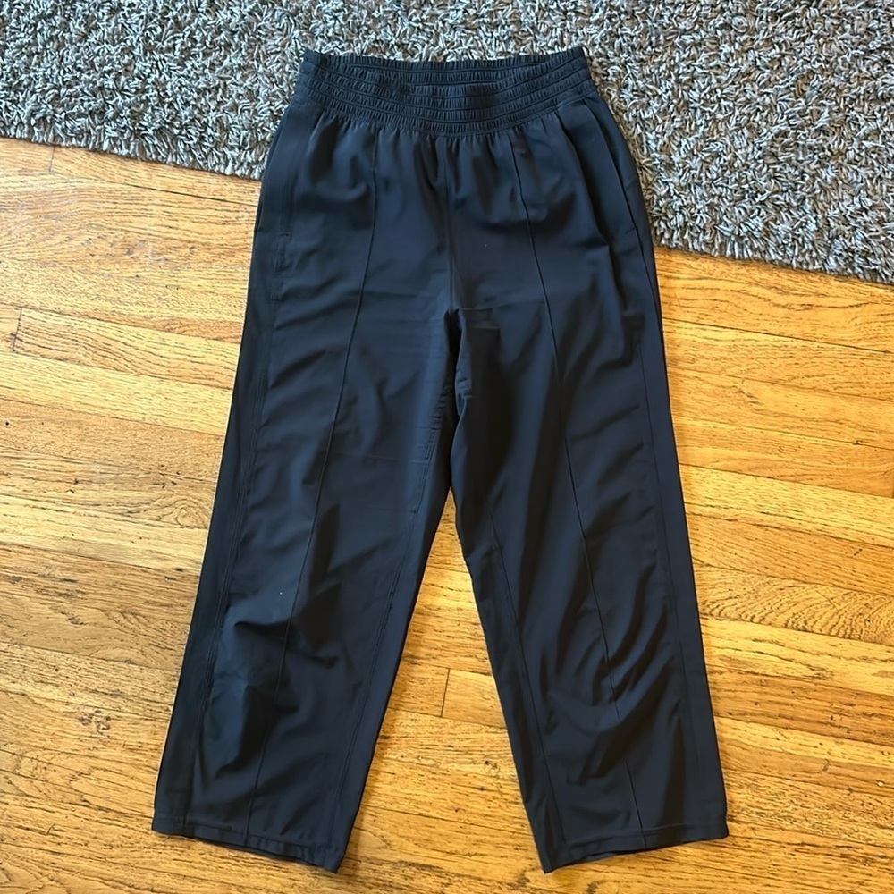 Lululemon Black Lightweight Straight Leg Cropped Elastic Waist Pants Size 4
